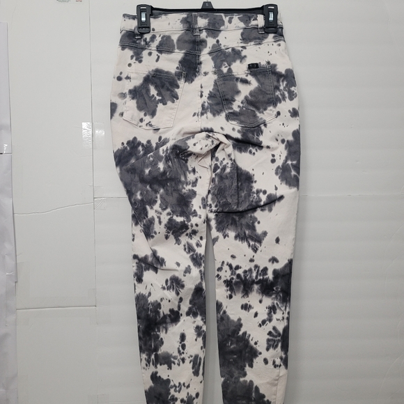 HUE DENIM Mod Modern Denim High Rise SkimmerProduct Description Style U22465 - Picture 4 of 9